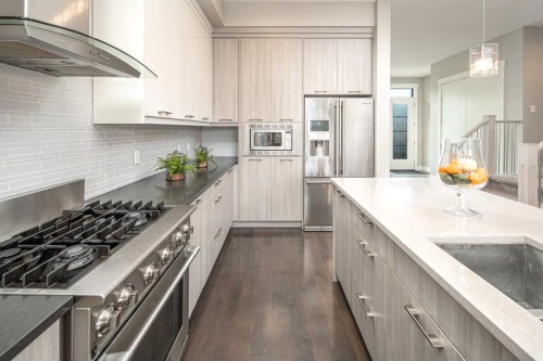 464 29 Avenue Nw, Calgary, AB - Indoor Photo Showing Kitchen With Upgraded Kitchen