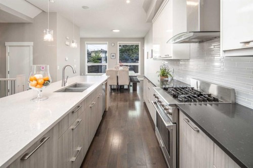 464 29 Avenue Nw, Calgary, AB - Indoor Photo Showing Kitchen With Double Sink With Upgraded Kitchen