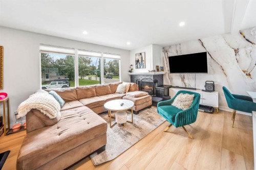 703 Millar Road Ne, Calgary, AB - Indoor Photo Showing Living Room