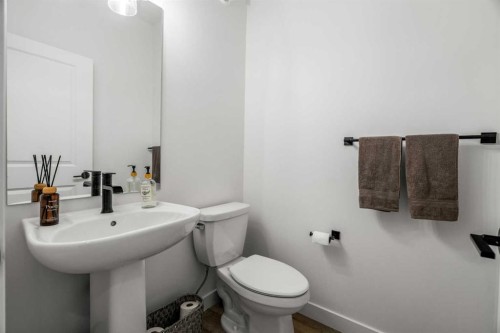 62 Southborough Crescent, Cochrane, AB - Indoor Photo Showing Bathroom