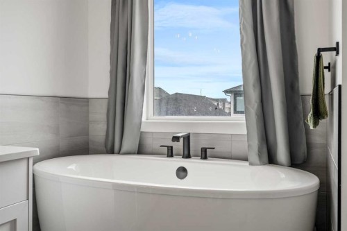 62 Southborough Crescent, Cochrane, AB - Indoor Photo Showing Bathroom