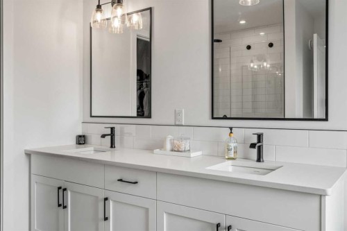 62 Southborough Crescent, Cochrane, AB - Indoor Photo Showing Bathroom