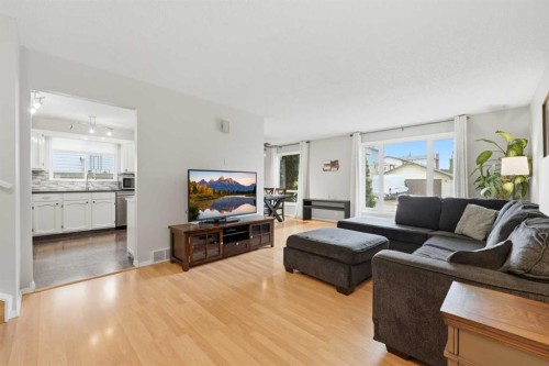 32 Beddington Rise Ne, Calgary, AB - Indoor Photo Showing Living Room