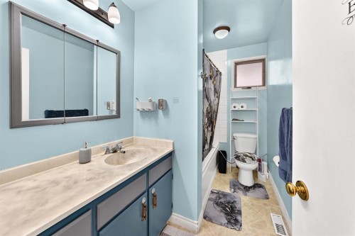 983 Rundlecairn Way Ne, Calgary, AB - Indoor Photo Showing Bathroom