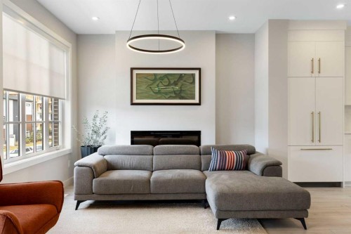 830 81 Street Sw, Calgary, AB - Indoor Photo Showing Living Room