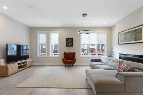 830 81 Street Sw, Calgary, AB - Indoor Photo Showing Living Room