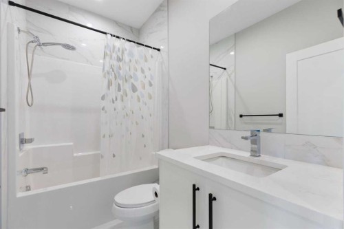 830 81 Street Sw, Calgary, AB - Indoor Photo Showing Bathroom
