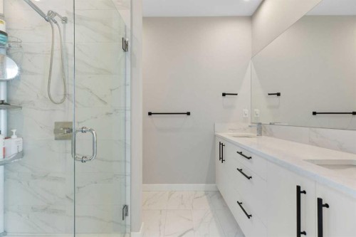 830 81 Street Sw, Calgary, AB - Indoor Photo Showing Bathroom