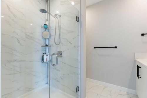 830 81 Street Sw, Calgary, AB - Indoor Photo Showing Bathroom
