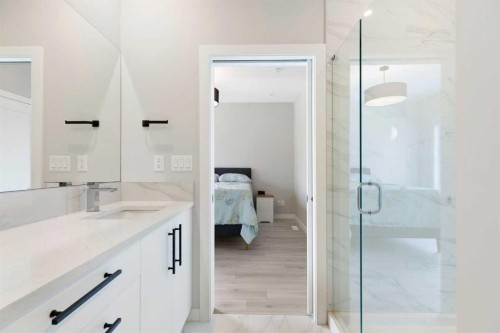 830 81 Street Sw, Calgary, AB - Indoor Photo Showing Bathroom