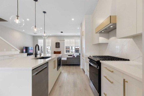 830 81 Street Sw, Calgary, AB - Indoor Photo Showing Kitchen With Upgraded Kitchen