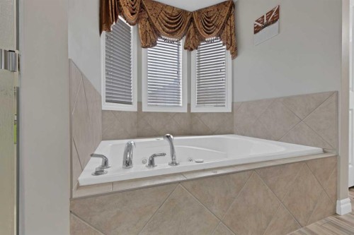77 Saddleland Drive Ne, Calgary, AB - Indoor Photo Showing Bathroom