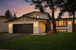216 Oakridge Place SW Calgary, AB T2V 1V2