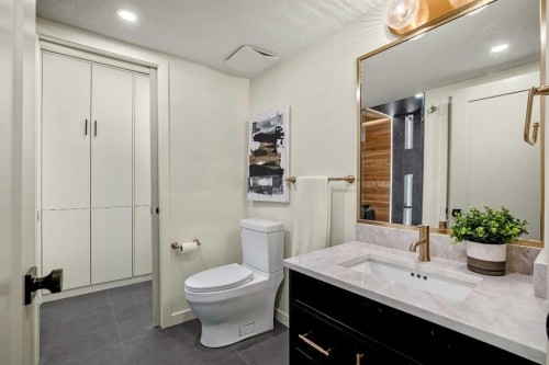216 Oakridge Place Sw, Calgary, AB - Indoor Photo Showing Bathroom