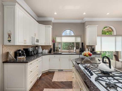 39 Baycrest Court Sw, Calgary, AB - Indoor Photo Showing Kitchen