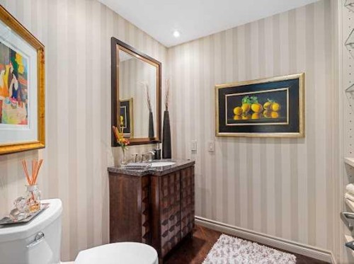 39 Baycrest Court Sw, Calgary, AB - Indoor Photo Showing Bathroom
