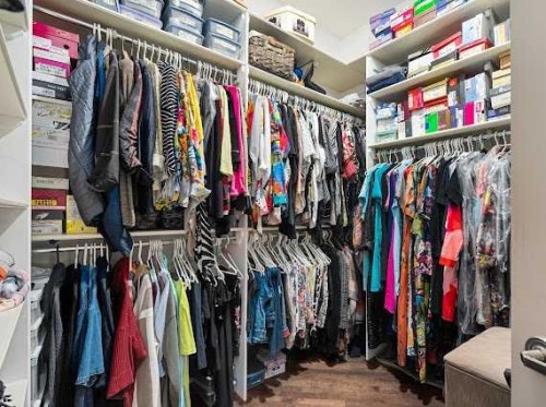 39 Baycrest Court Sw, Calgary, AB - Indoor With Storage