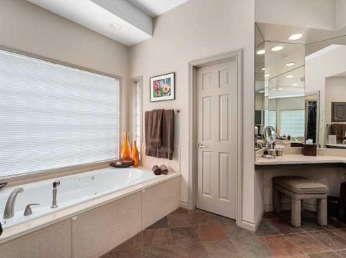 39 Baycrest Court Sw, Calgary, AB - Indoor Photo Showing Bathroom
