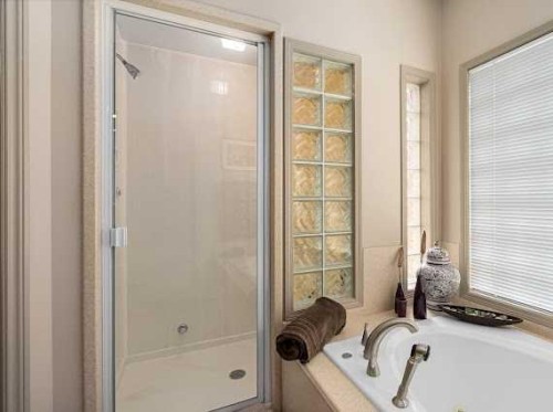 39 Baycrest Court Sw, Calgary, AB - Indoor Photo Showing Bathroom