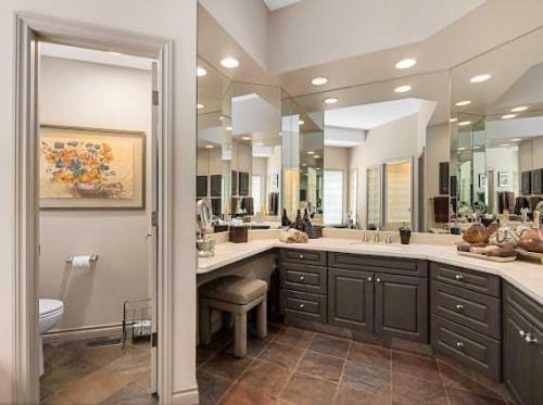 39 Baycrest Court Sw, Calgary, AB - Indoor Photo Showing Bathroom