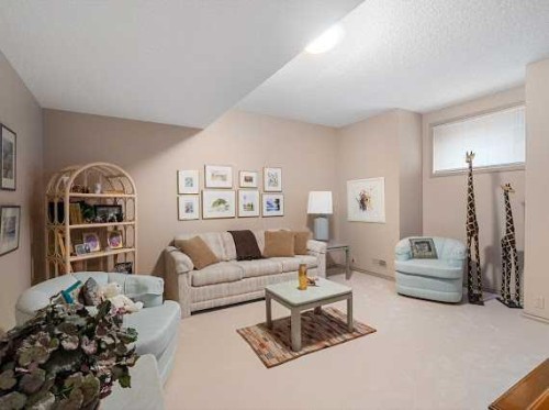 39 Baycrest Court Sw, Calgary, AB - Indoor Photo Showing Living Room