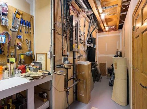39 Baycrest Court Sw, Calgary, AB - Indoor Photo Showing Basement