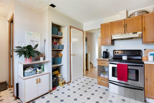 28 Martinview Road Ne, Calgary, AB - Indoor Photo Showing Kitchen