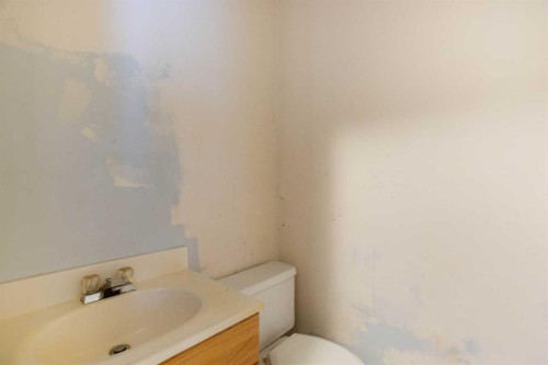 28 Martinview Road Ne, Calgary, AB - Indoor Photo Showing Bathroom