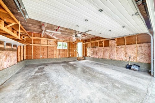 352 Copperfield Gardens Se, Calgary, AB - Indoor Photo Showing Garage
