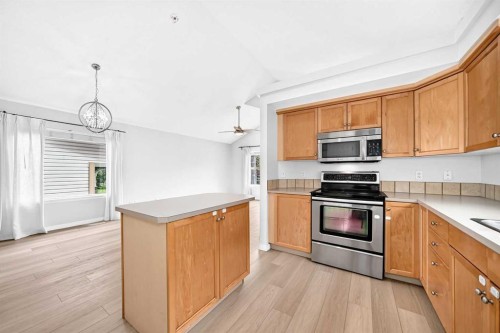 352 Copperfield Gardens Se, Calgary, AB - Indoor Photo Showing Kitchen