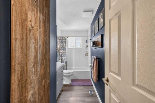 24 Penworth Crescent Se, Calgary, AB - Indoor Photo Showing Bathroom