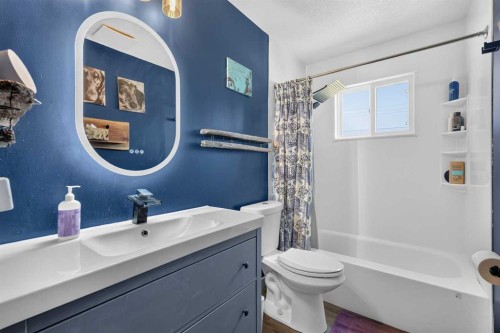 24 Penworth Crescent Se, Calgary, AB - Indoor Photo Showing Bathroom
