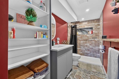 24 Penworth Crescent Se, Calgary, AB - Indoor Photo Showing Bathroom