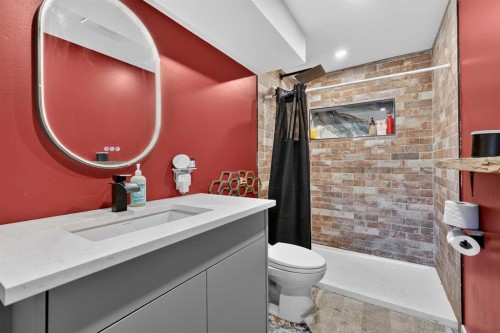 24 Penworth Crescent Se, Calgary, AB - Indoor Photo Showing Bathroom