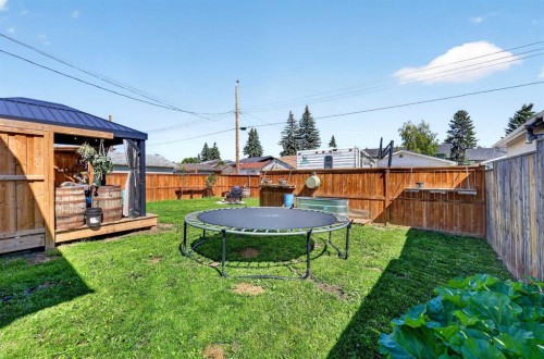 24 Penworth Crescent Se, Calgary, AB - Outdoor With Backyard