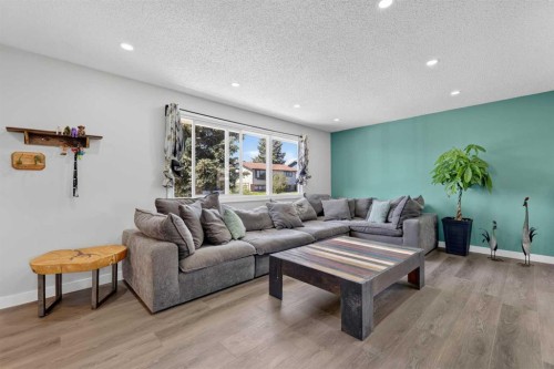 24 Penworth Crescent Se, Calgary, AB - Indoor Photo Showing Living Room