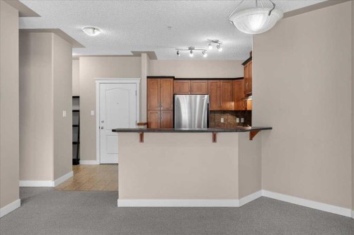 537-10 Discovery Ridge Close Sw, Calgary, AB - Indoor Photo Showing Kitchen