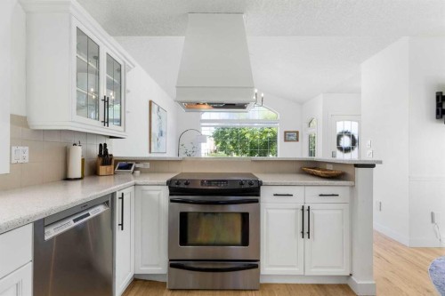 501 55 Avenue Sw, Calgary, AB - Indoor Photo Showing Kitchen
