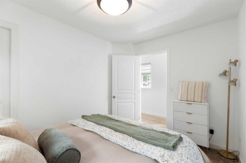 501 55 Avenue Sw, Calgary, AB - Indoor Photo Showing Bedroom