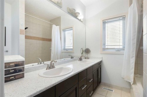 501 55 Avenue Sw, Calgary, AB - Indoor Photo Showing Bathroom