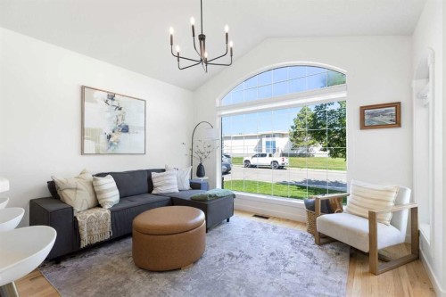 501 55 Avenue Sw, Calgary, AB - Indoor Photo Showing Living Room