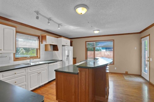 62 West Mitford Crescent, Cochrane, AB - Indoor Photo Showing Kitchen
