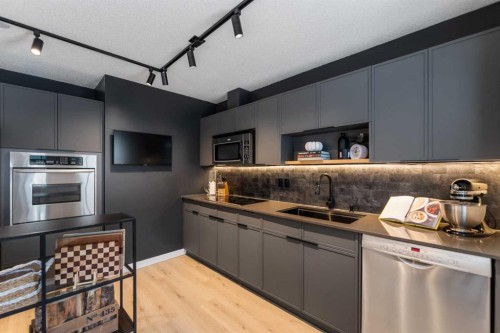 19 Everridge Villas Sw, Calgary, AB - Indoor Photo Showing Kitchen With Upgraded Kitchen