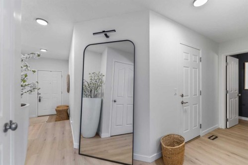 19 Everridge Villas Sw, Calgary, AB - Indoor Photo Showing Other Room