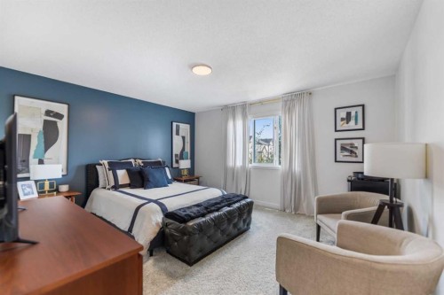 19 Everridge Villas Sw, Calgary, AB - Indoor Photo Showing Bedroom