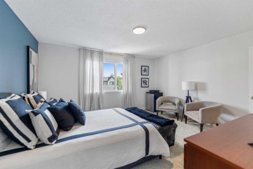 19 Everridge Villas Sw, Calgary, AB - Indoor Photo Showing Bedroom