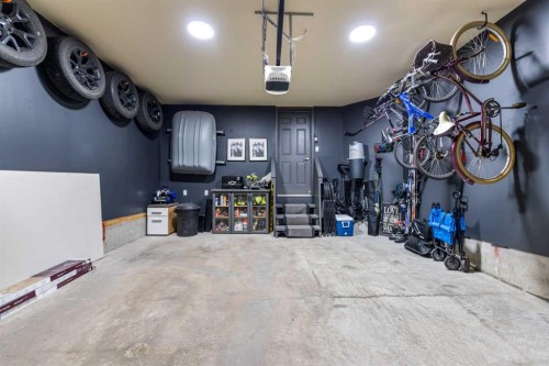 19 Everridge Villas Sw, Calgary, AB - Indoor Photo Showing Garage