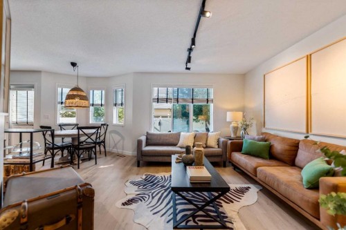 19 Everridge Villas Sw, Calgary, AB - Indoor Photo Showing Living Room