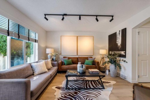 19 Everridge Villas Sw, Calgary, AB - Indoor Photo Showing Living Room