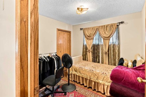 2709 Signal Hill Bay Sw, Calgary, AB - Indoor Photo Showing Bedroom